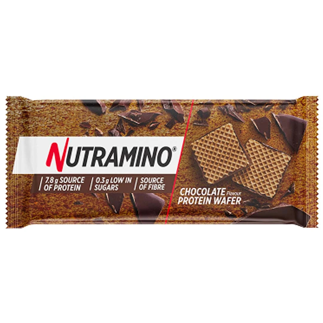 Nutramino Protein Wafer 39 g med chokladsmak, förpackad i ett brunt och vitt omslag med motiv av rån., bild 1 av 1