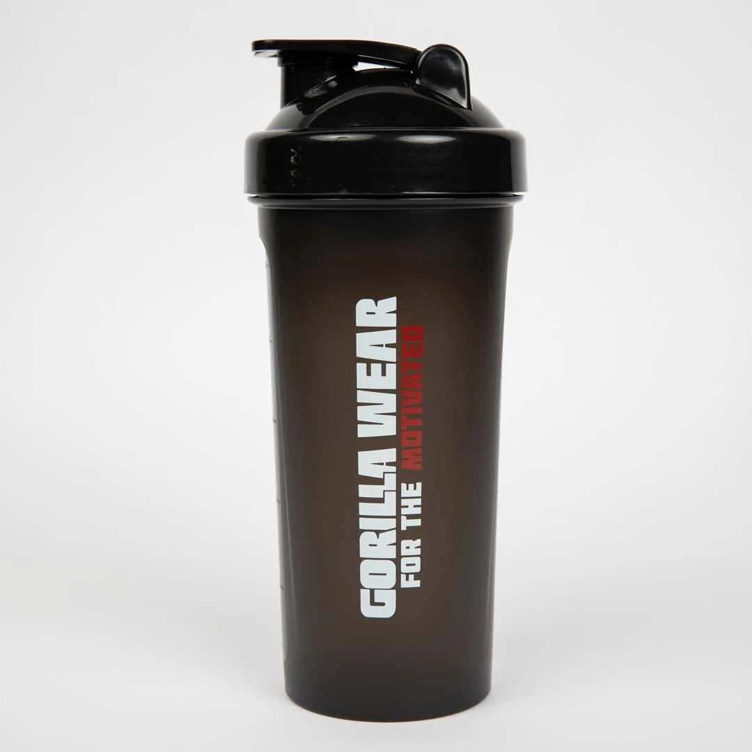 Gorilla Wear Shaker XXL Black är en svart plastshaker på 1000 ml med vit och röd logotyp samt praktiskt skruvlock.