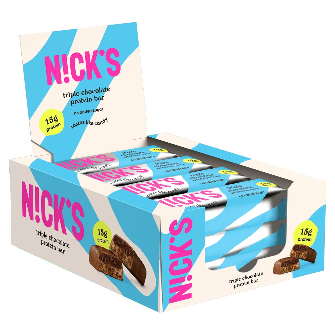 En låda med 12 x NICKS Soft bar 50 g Triple Chocolate proteinbars med ljusblå och vit design samt rosa text., bild 1 av 1