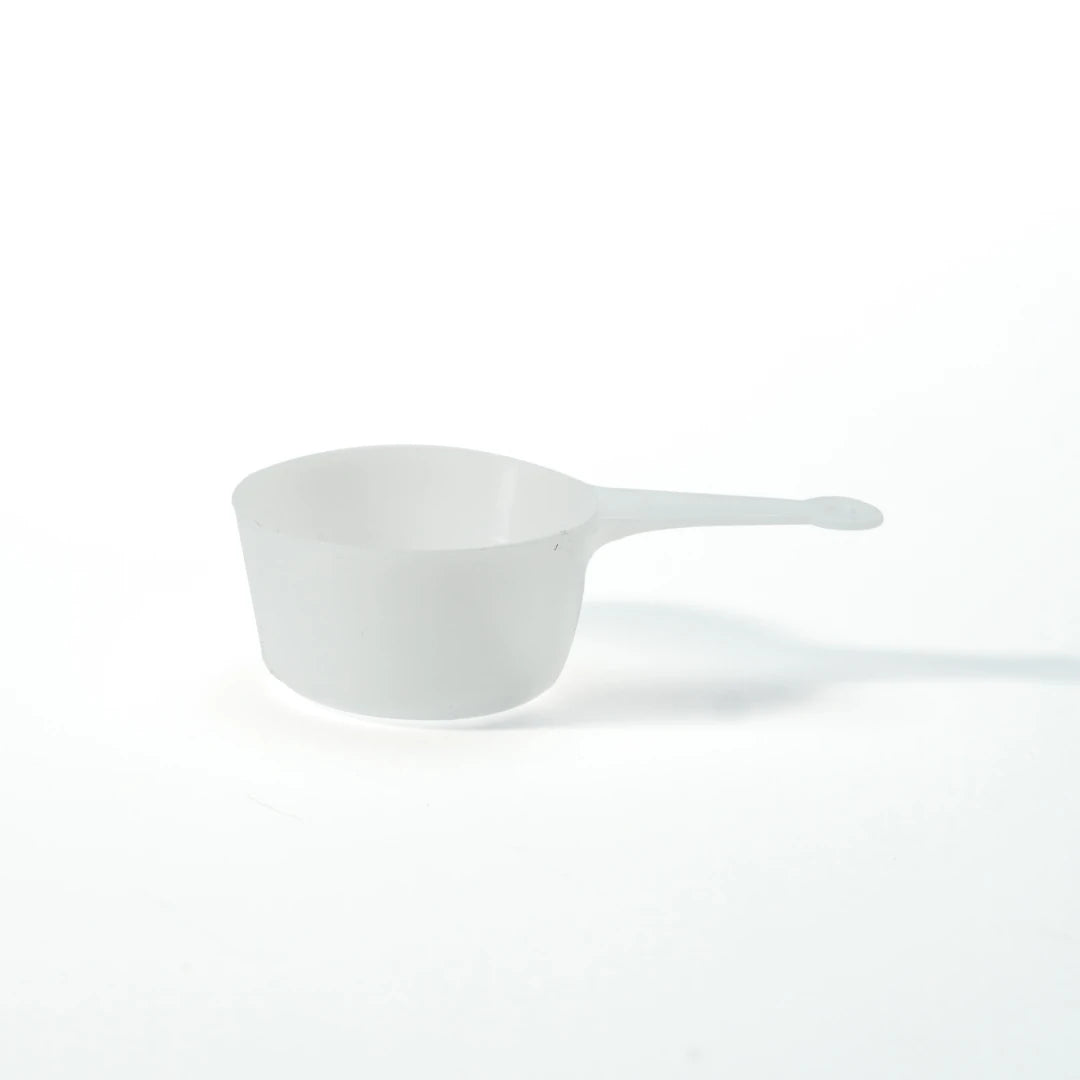 En vit GAAM Skopa 1 dl i plast för exakt dosering av proteinpulver och kosttillskott., bild 1 av 1