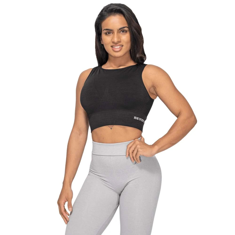 Kvinna i Better Bodies Rib Seamless Top Black Melange, en svart och sömlös crop top för träning., bild 1 av 2