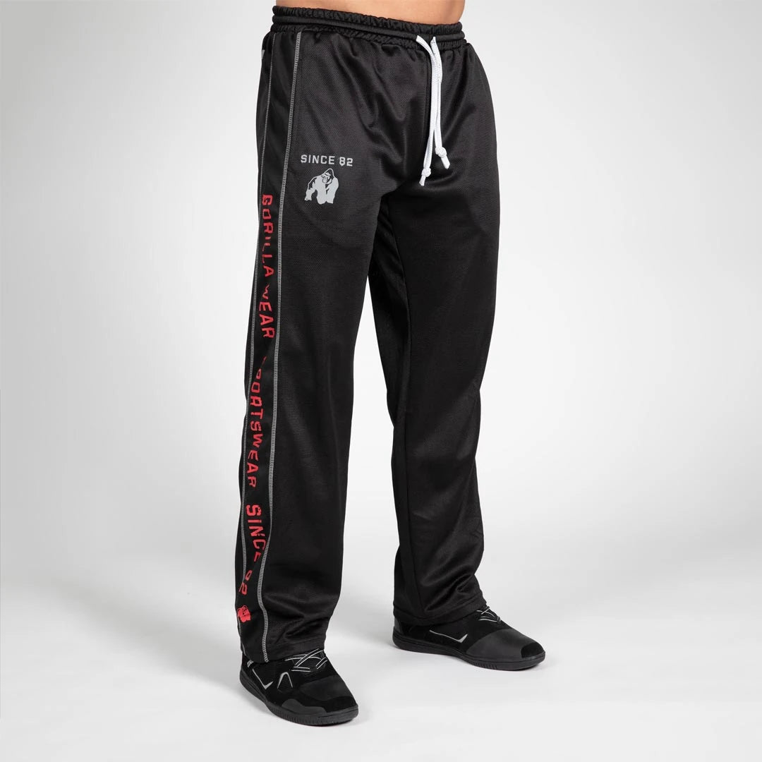 Svarta Gorilla Wear Functional Mesh Pants Black/Red i mesh med röd text längs benet och vit dragsko., bild 2 av 2