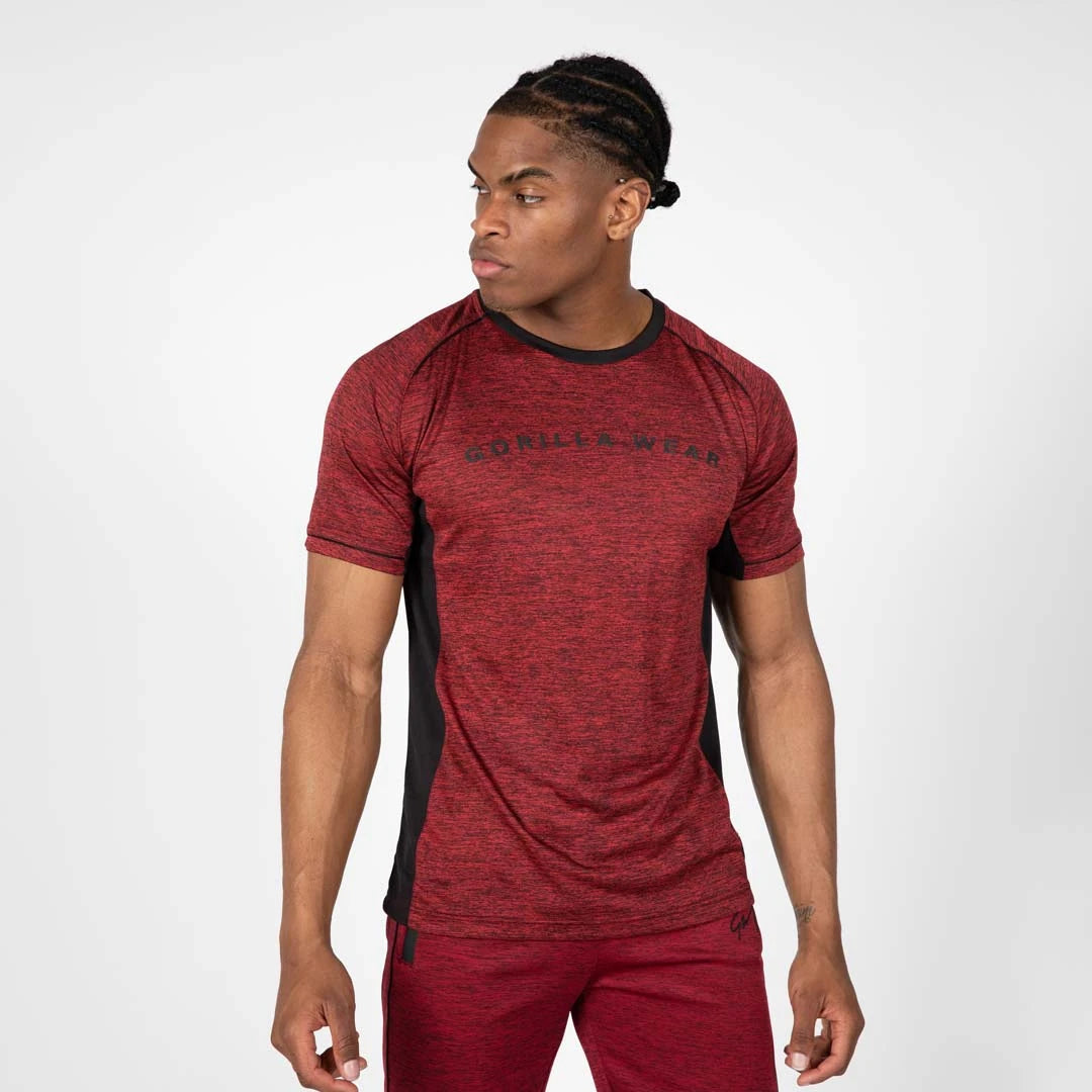 Man i Gorilla Wear Fremont T-Shirt Burgundy, en vinröd tränings-t-shirt med svarta meshpaneler., bild 3 av 8
