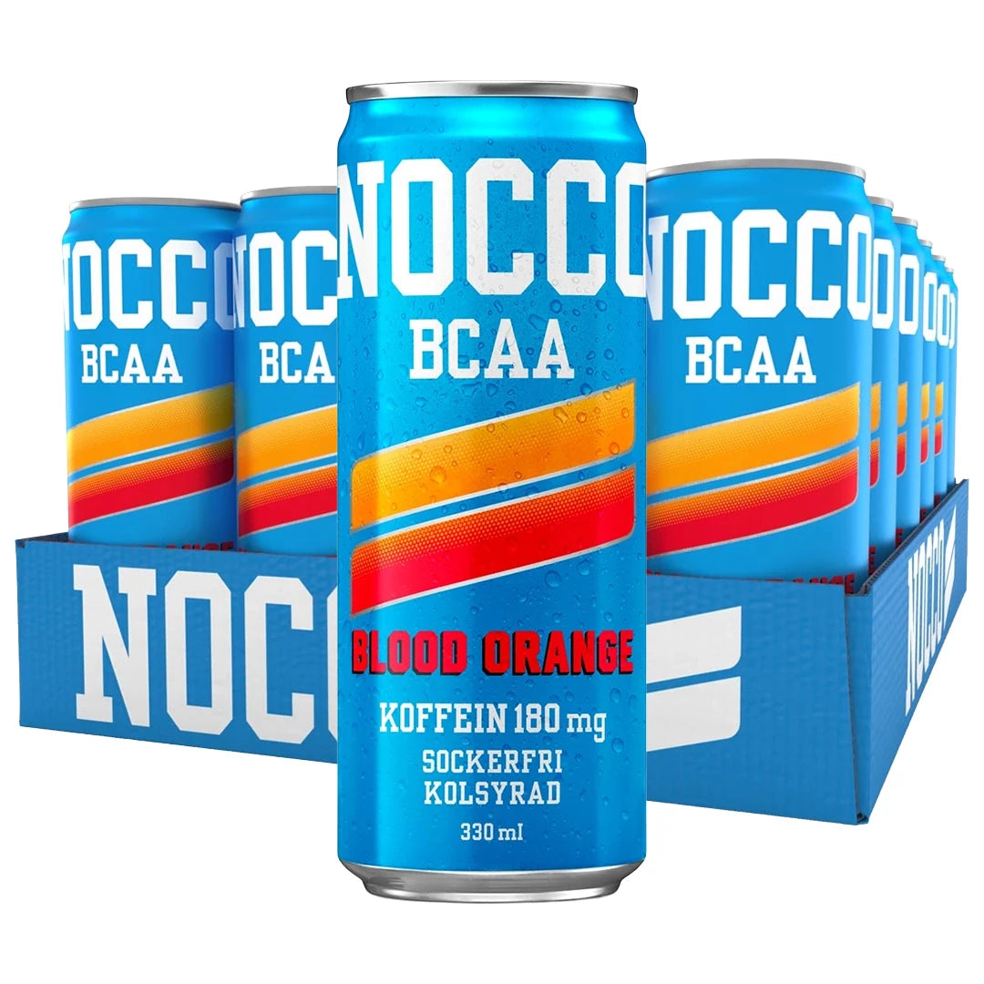 24 x NOCCO BCAA 330 ml Blood Orange i ett blått flak med matchande burkar och rödgula detaljer., bild 1 av 1
