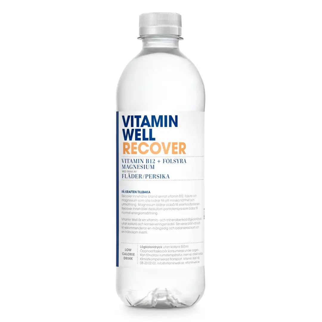 Vitamin Well 500 ml vitamindryck i en genomskinlig flaska med vit etikett och blå och orange text för smaken Fläder Persika., bild 3 av 9