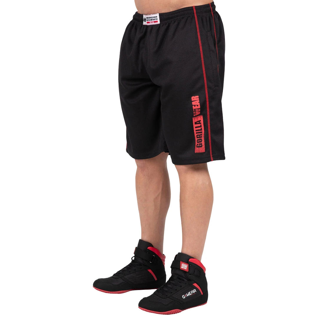 Gorilla Wear Wallace Mesh Shorts Black/Red är svarta träningsshorts i mesh med röd logga och distinkta sidosömmar.