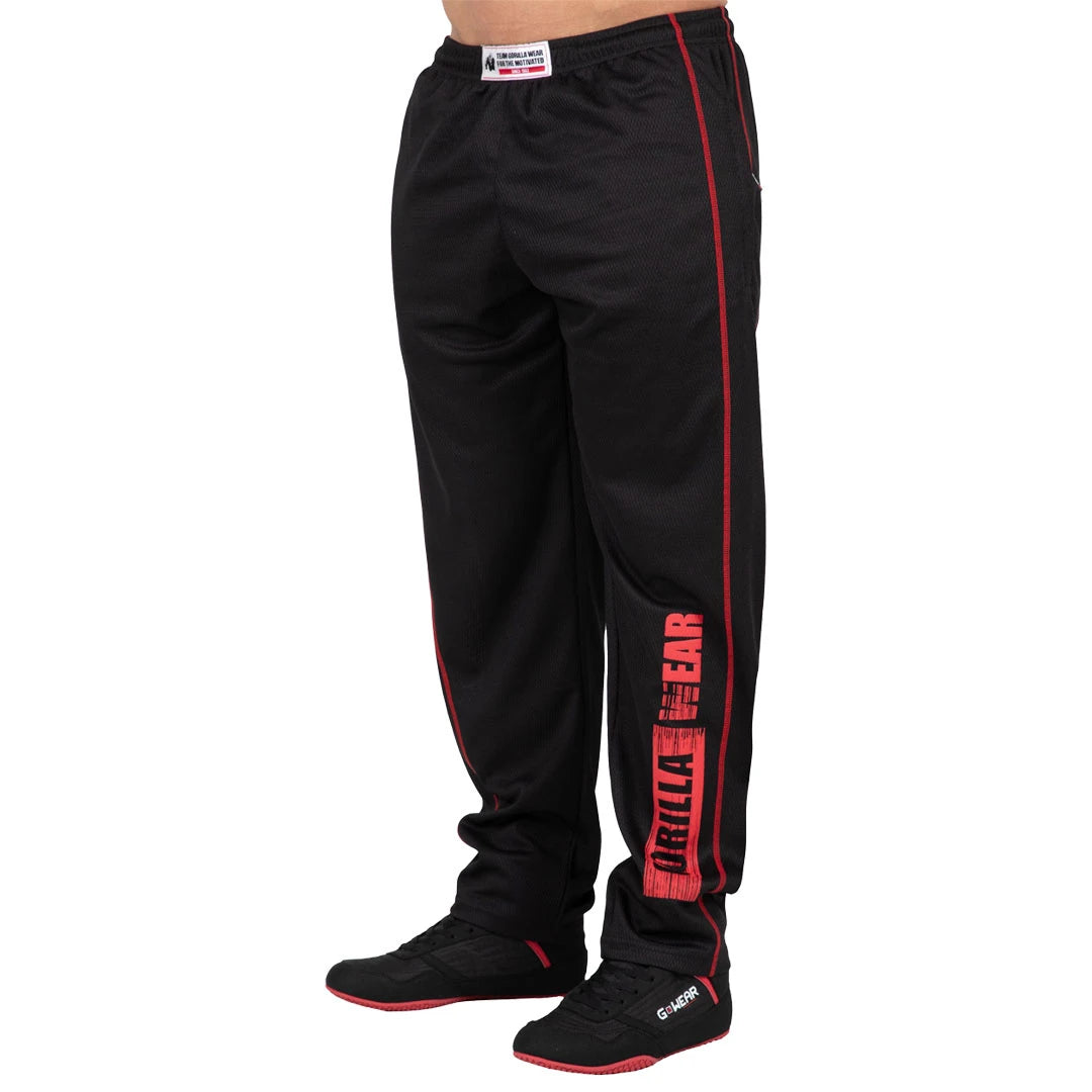 Gorilla Wear Wallace Mesh Pants Black/Red, svarta träningsbyxor i mesh med röda detaljer och logotyp på benet.
