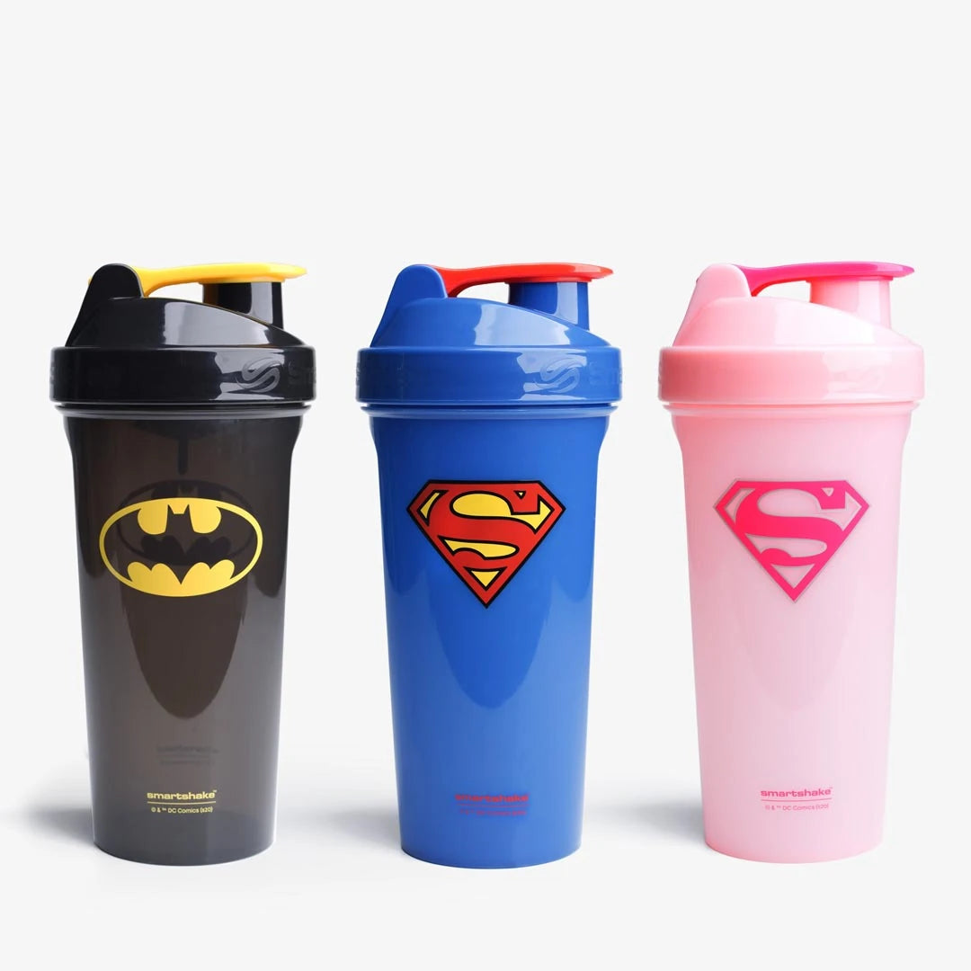 Tre Smartshake Kids 800 ml shakers med superhjältemotiv: svart Batman, blå Superman och rosa Supergirl i plast., bild 1 av 1
