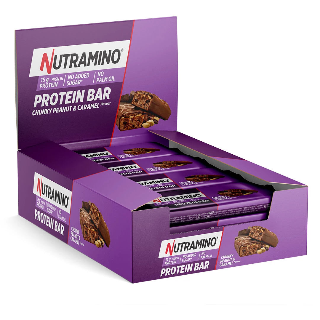 12 x Nutramino Protein Bar 55 g Chunky Peanut and Caramel i en öppen lila låda fylld med bars., bild 1 av 1