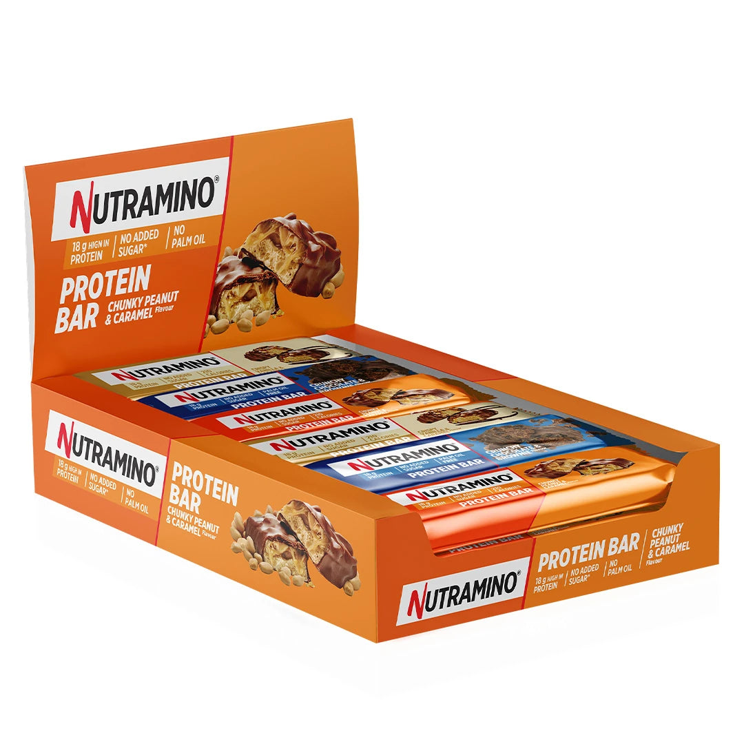 12 x Nutramino Protein Bar 55 g Mixlåda i en orange displaylåda med proteinbars i flera olika smaker.