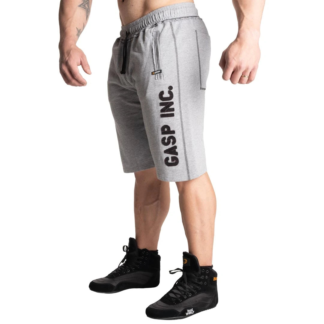 GASP Division Sweatshorts Light Grey Melange i mjukt jersey med svart dragsko och en stor logga längs vänster ben.