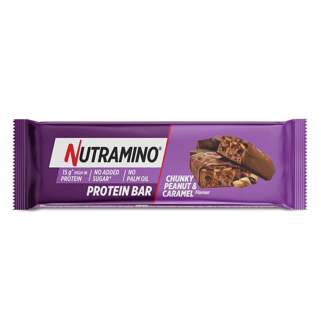 Nutramino Protein Bar 55 g Chunky Peanut &amp; Caramel i en lila förpackning med bild på en delad chokladöverdragen proteinbar och jordnötter., bild 2 av 3