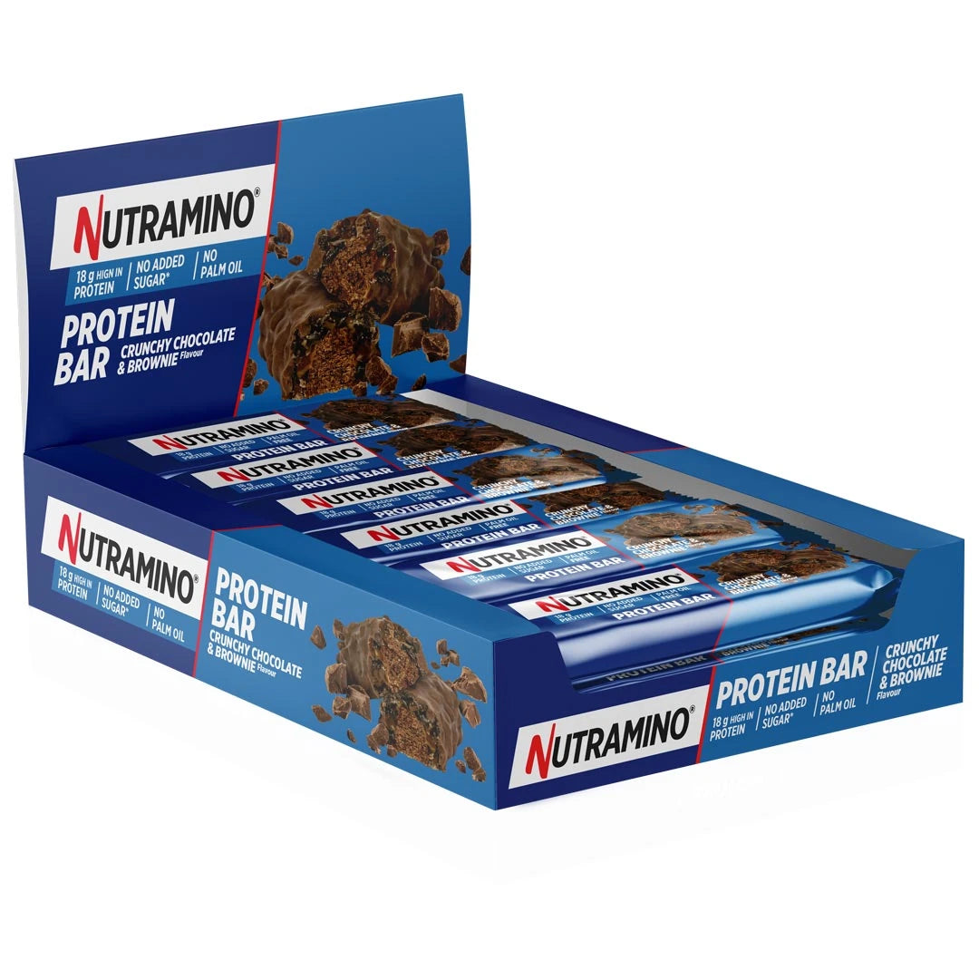 12 x Nutramino Protein Bar 55 g Crunchy Chocolate Brownie i en blå displaylåda med vita och röda detaljer., bild 1 av 1