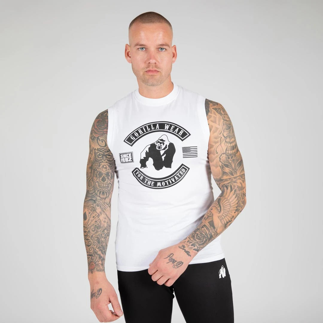 Gorilla Wear Tulsa Tank Top White är ett vitt träningslinne i mjuk bomull med slim fit och stort svart brösttryck., bild 6 av 8