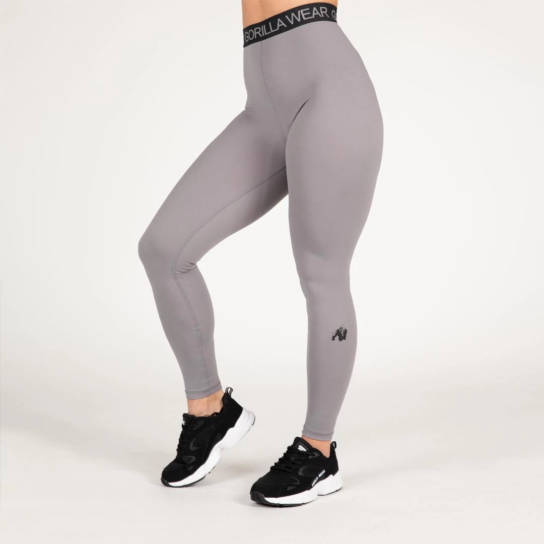 Gorilla Wear Colby Leggings Grey är ljusgrå träningstights med tight passform och svart elastiskt midjeband.