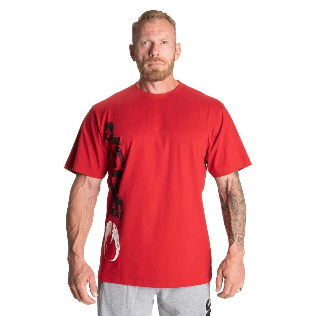 GASP Original Tee Chili Red, en röd oversize tränings-t-shirt med stort svart tryck, buren av en manlig modell., bild 5 av 8