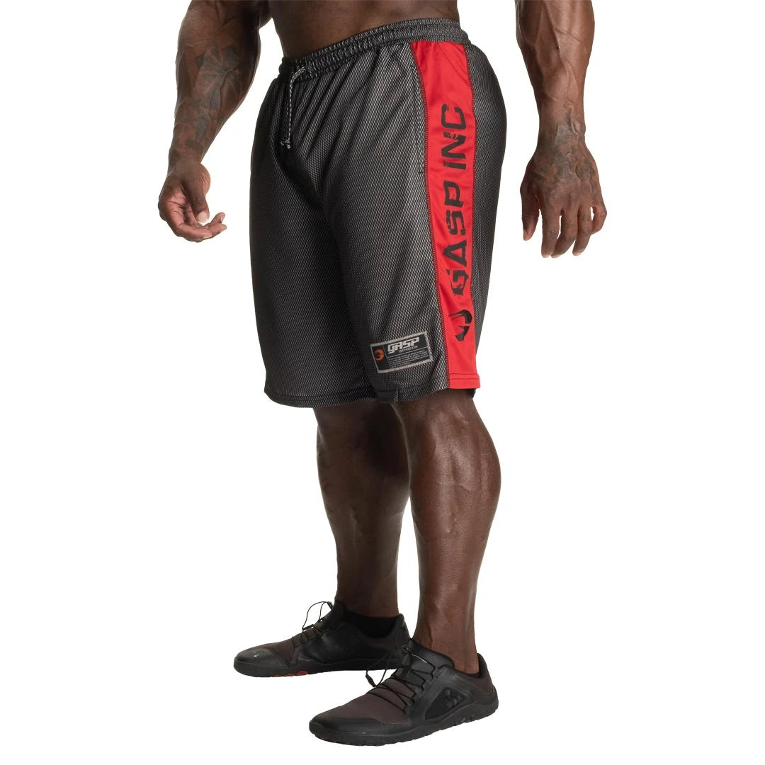 GASP No1 Mesh Shorts Black/Red på en modell, svarta träningsshorts i mesh med röd sidopanel och logotyp., bild 5 av 5