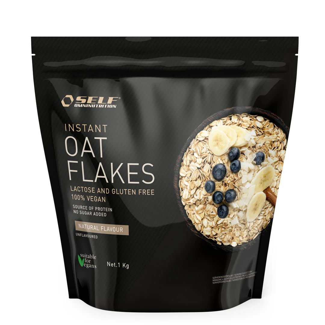 Self Omninutrition Instant Oat Flakes 1 kg förpackad i en svart påse med motiv av en skål havregryn och bär., bild 1 av 1