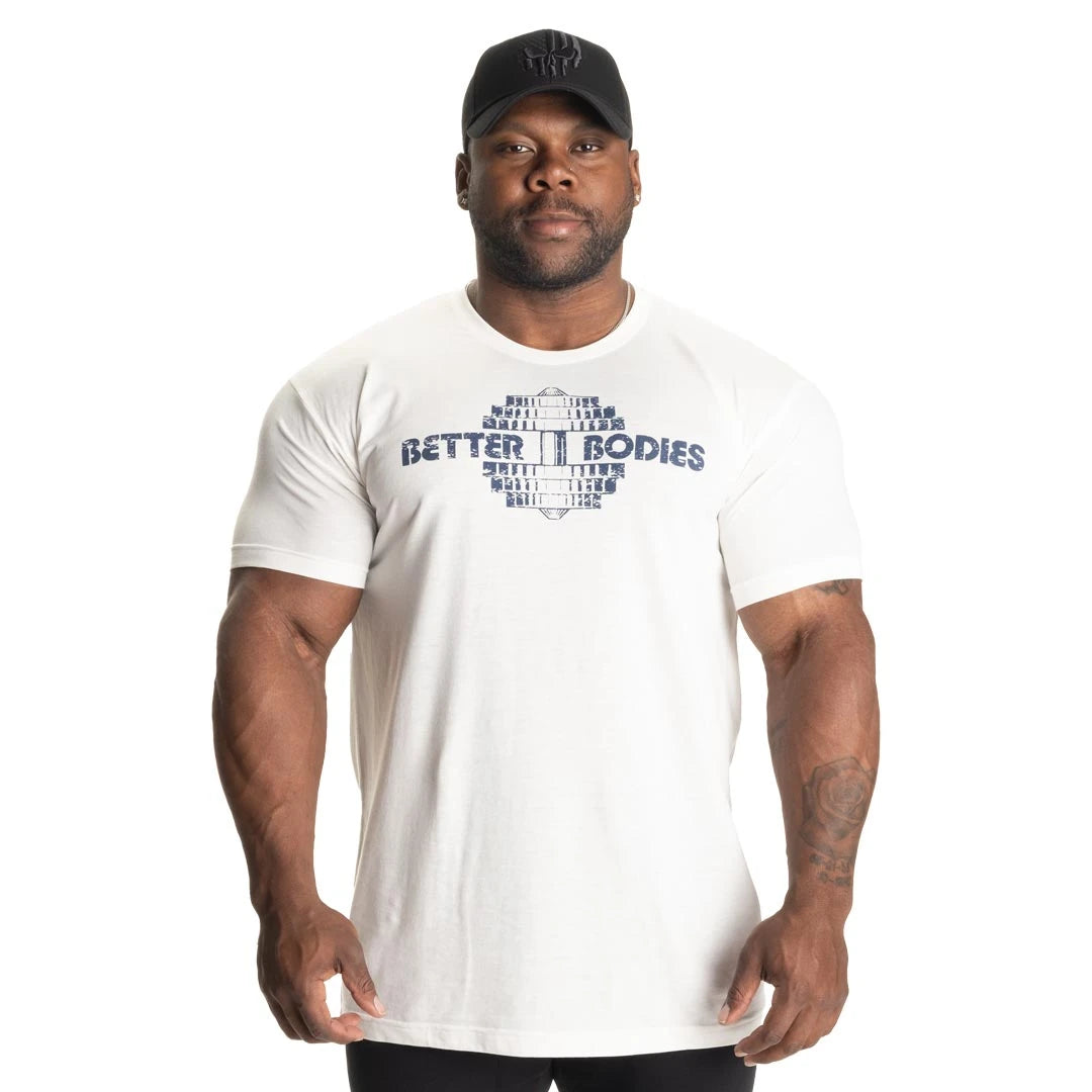 Better Bodies Recruit Tee White, en klassisk vit t-shirt med stor logotyp på bröstet buren av en man., bild 4 av 8
