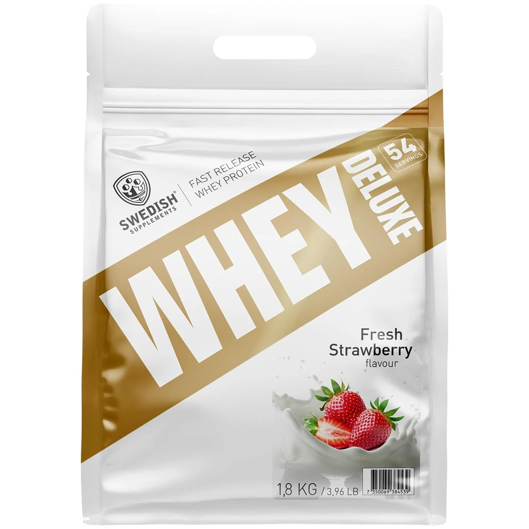 Swedish Supplements Whey Protein Deluxe 1,8 kg vassleprotein i en vit påse med guldfärgade detaljer för smaken Fresh Strawberry., bild 1 av 3
