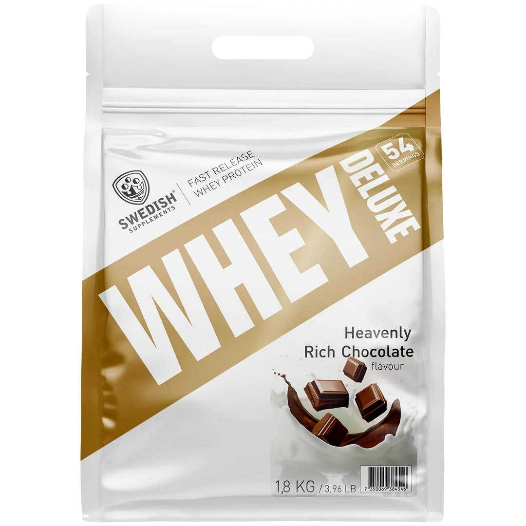 Swedish Supplements Whey Protein Deluxe 1,8 kg vassleprotein i en vit påse med gulddetaljer och smaken Heavenly Rich Chocolate., bild 2 av 3