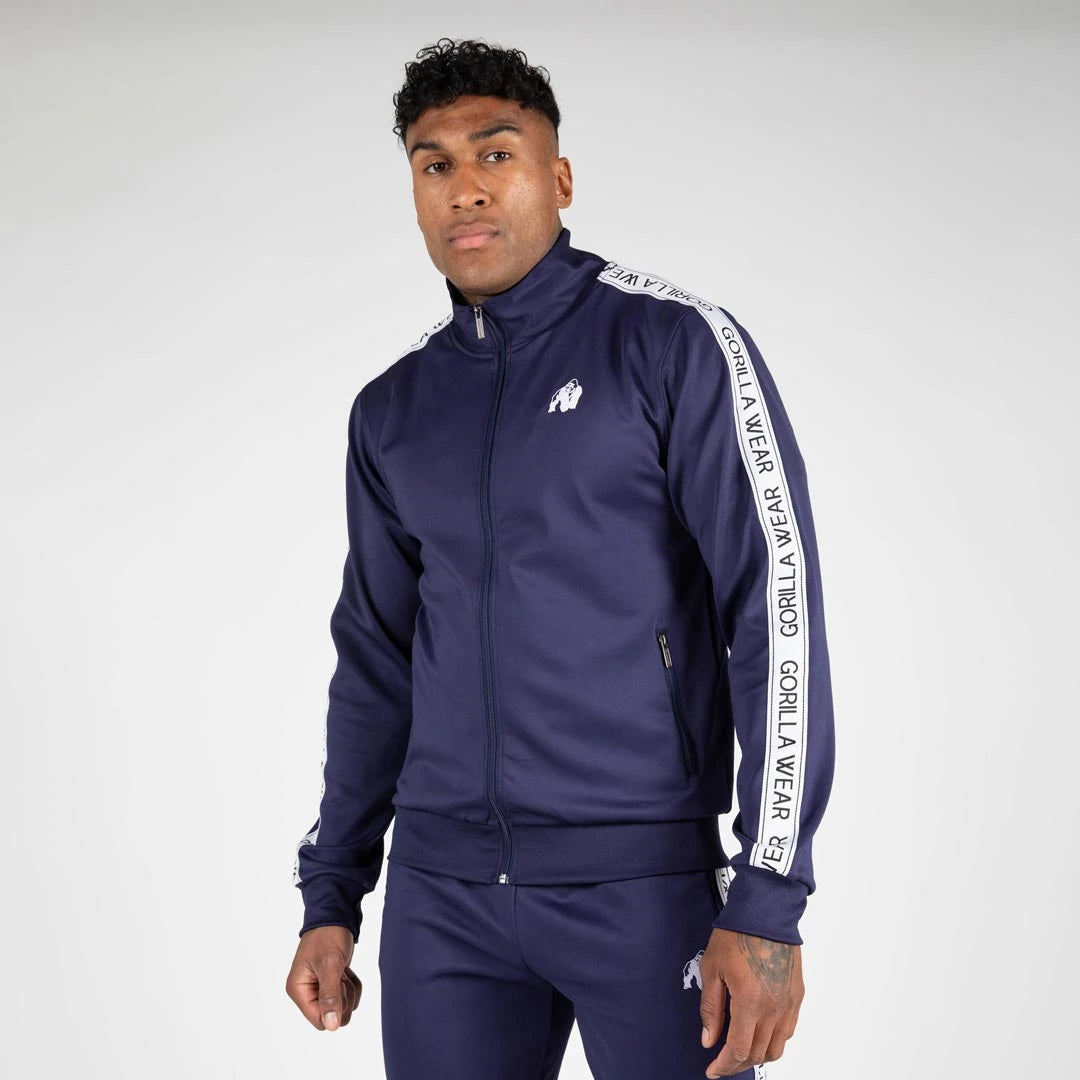 Gorilla Wear Delaware Track Jacket navy, en mörkblå träningsjacka med vita revärer, buren av en man., bild 6 av 7