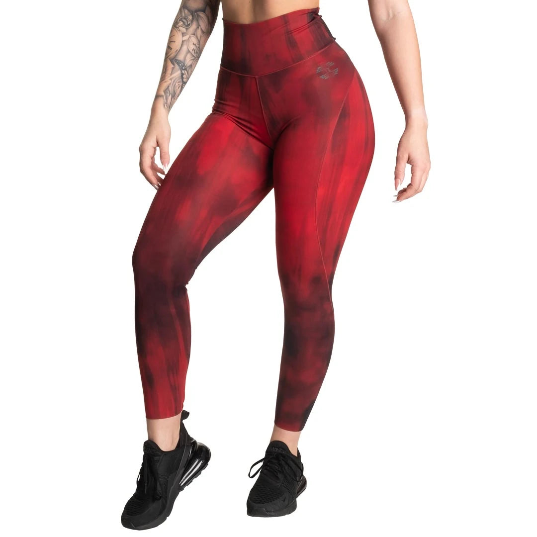 Better Bodies High Waist Leggings Chili Red Grunge är röda träningstights med hög midja och svart mönster.