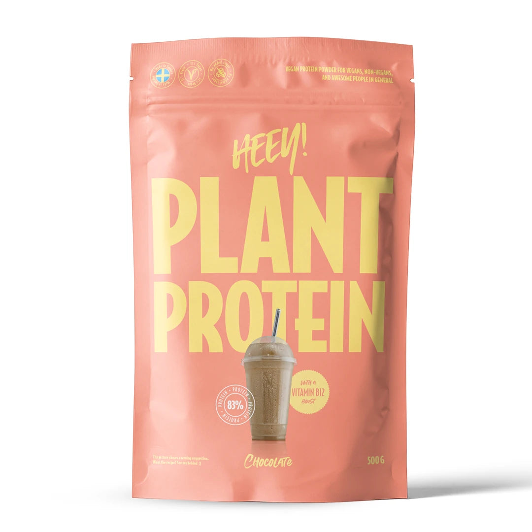 Heey! Veganskt Protein 500 g i en ljusrosa påse med gula detaljer för smaken Choklad., bild 1 av 9