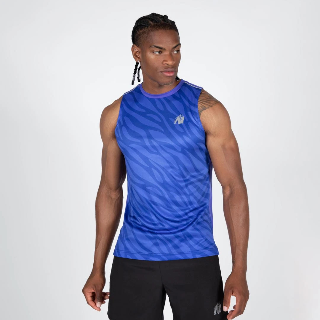 Gorilla Wear Washington Tank Top Blue, ett blåmönstrat träningslinne med normal passform som bärs av en man., bild 8 av 8