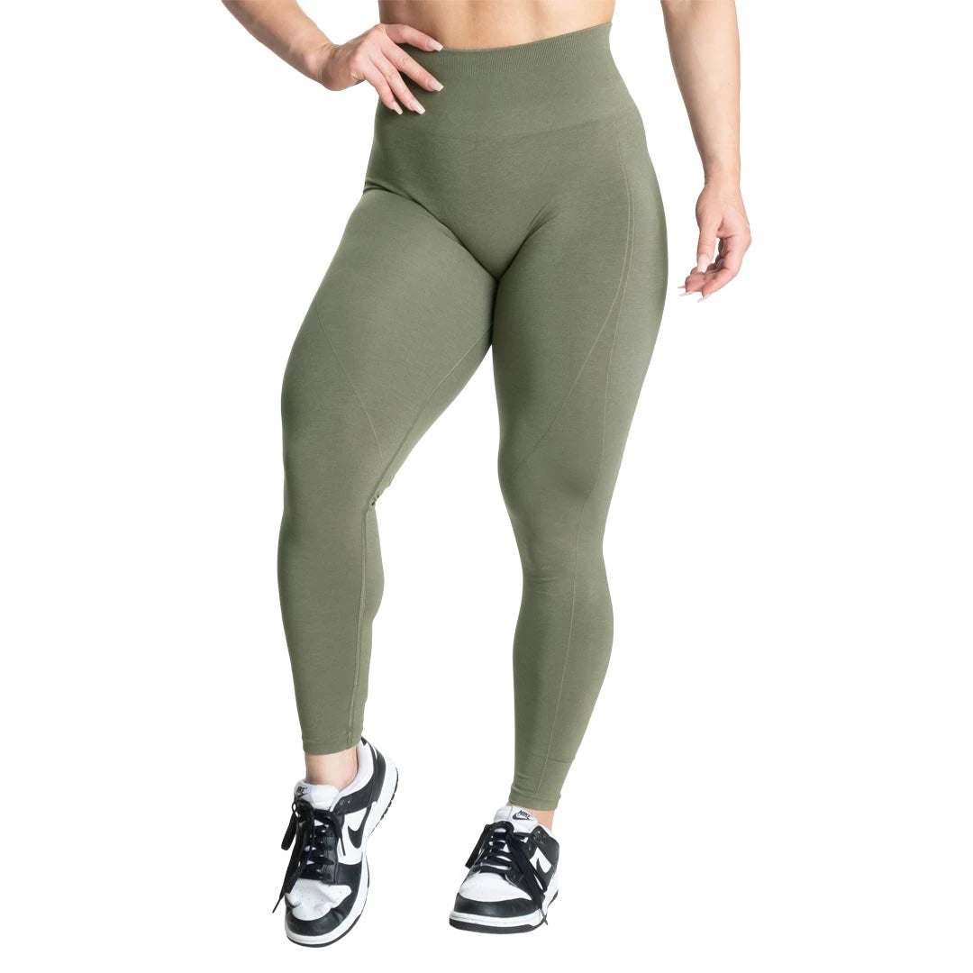 Better Bodies Scrunch Leggings Washed Green, gröna sömlösa träningstights med hög midja på en modell., bild 1 av 3