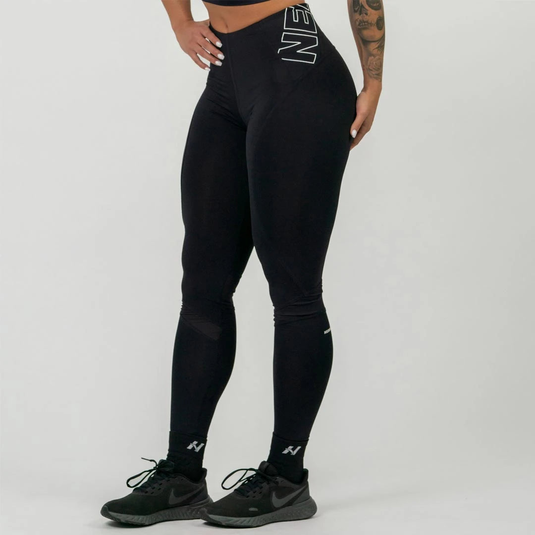 NEBBIA FIT Active High Waist Leggings Black är svarta träningstights med hög midja och vit logga på höften.