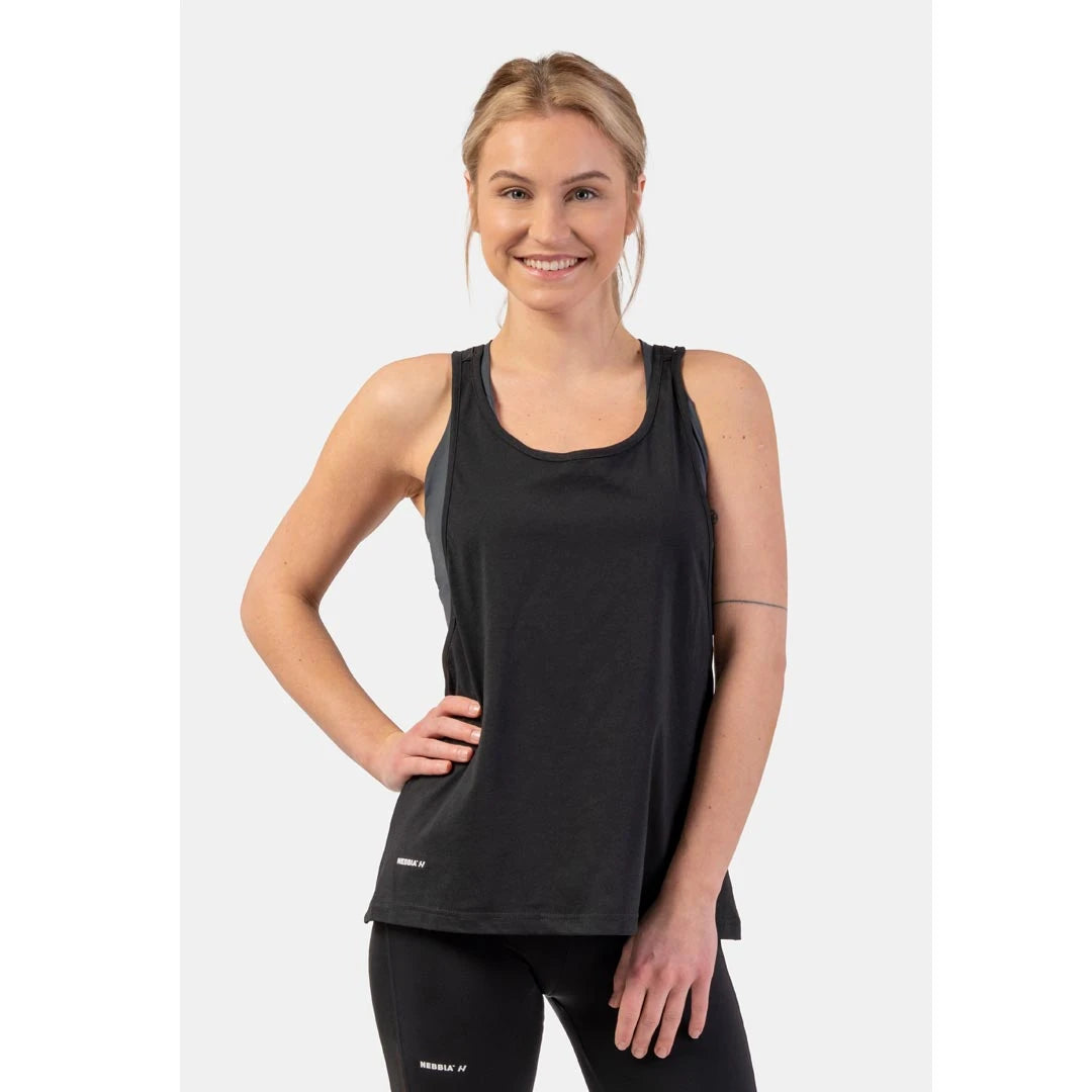 Kvinna i NEBBIA Sleeveless Loose Cross Back Tank Top Feeling Good Black, ett svart träningslinne i mjuk bomull., bild 4 av 4
