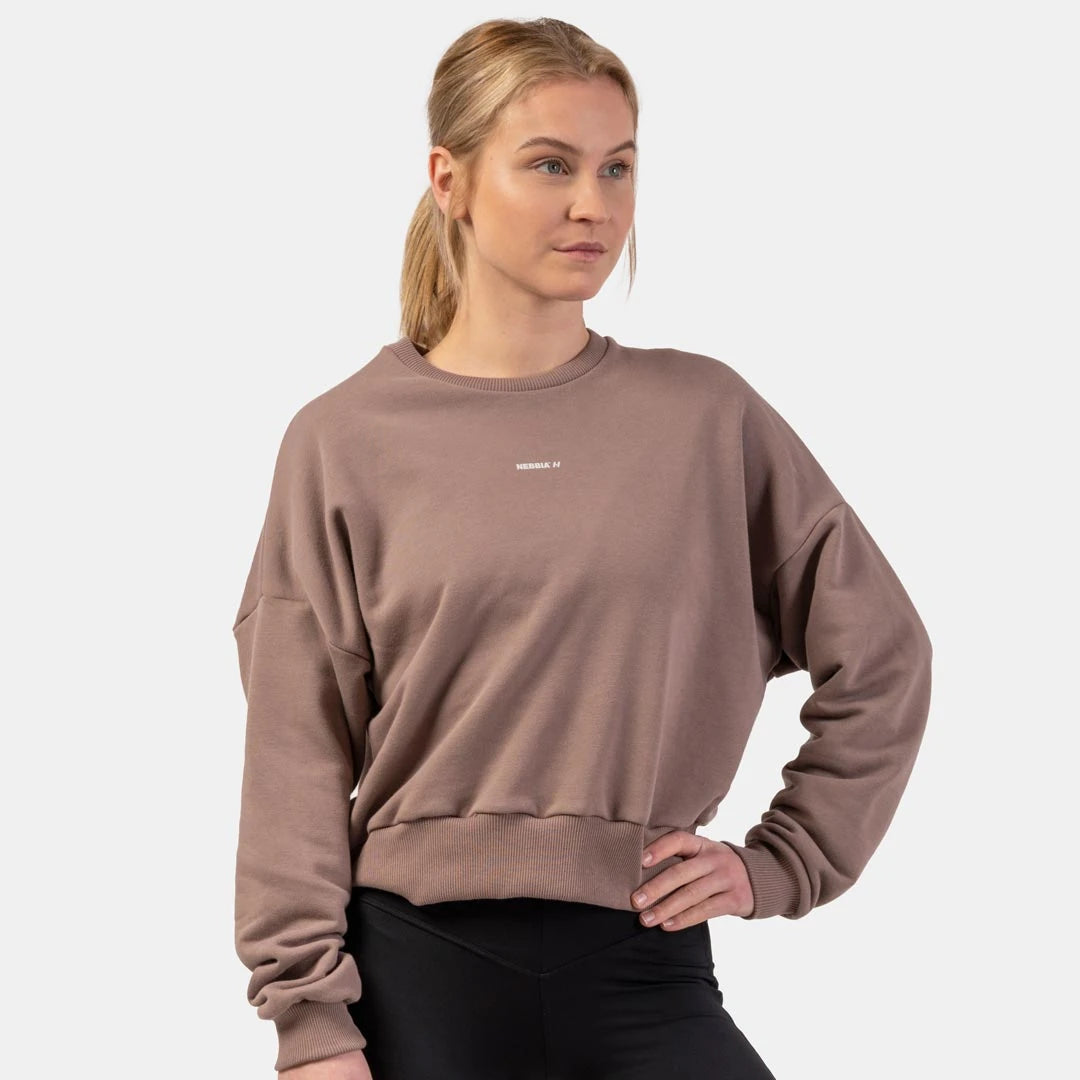 NEBBIA Loose Fit Sweatshirt Feeling Good Brown, en brun sweatshirt med lös passform buren av en modell., bild 3 av 3