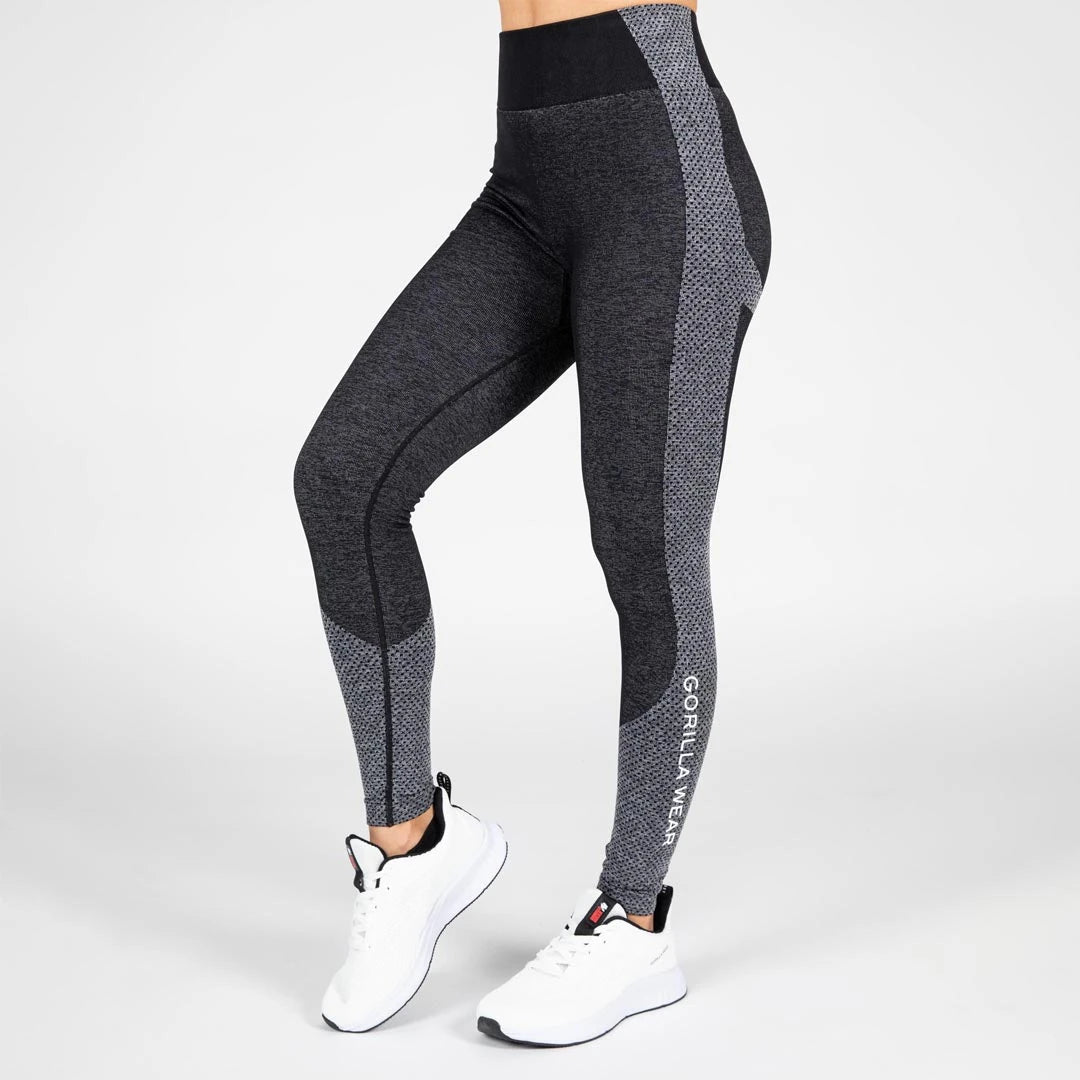 Gorilla Wear Selah Seamless Leggings Black, sömlösa träningstights i svart med hög midja och grå mönstrade detaljer.