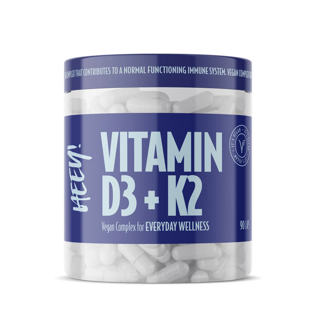 Heey! Vitamin D3/K2 + Superfruits 90 caps förpackad i en transparent burk med blå etikett och vita kapslar., bild 1 av 1