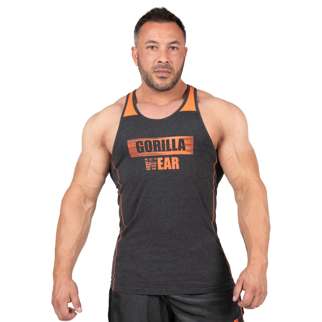 Man i Gorilla Wear Wallace Tank Top Grey Orange, ett mörkgrått träningslinne i bomull med orange logga., bild 4 av 8