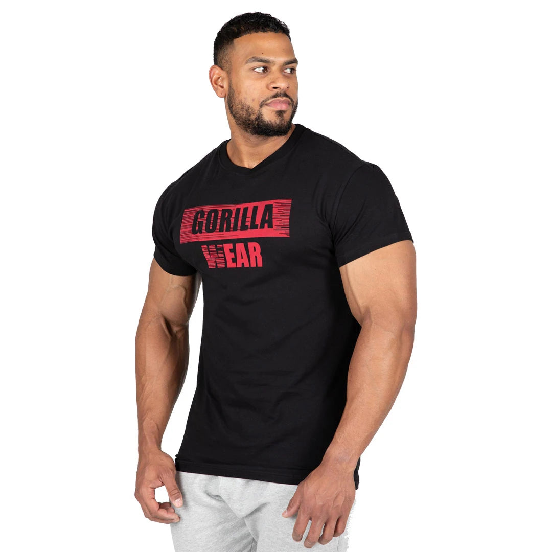 Gorilla Wear Murray T-Shirt Black i svart bomull med slim fit och ett stort rött logotryck på bröstet., bild 6 av 7