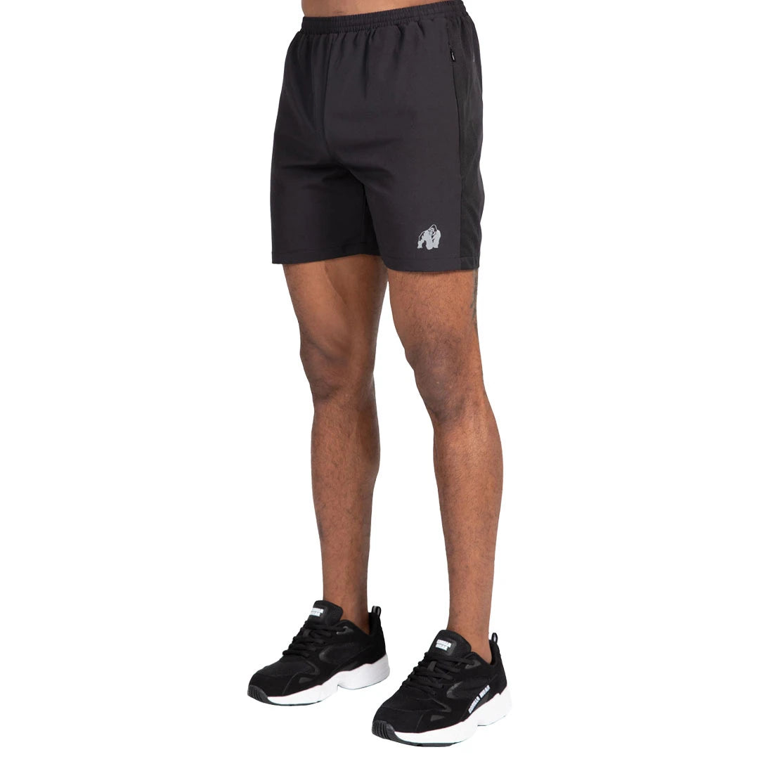 Gorilla Wear Lubec Shorts Black är svarta träningsshorts med vit logotyp, uppvisade på en modell., bild 2 av 5