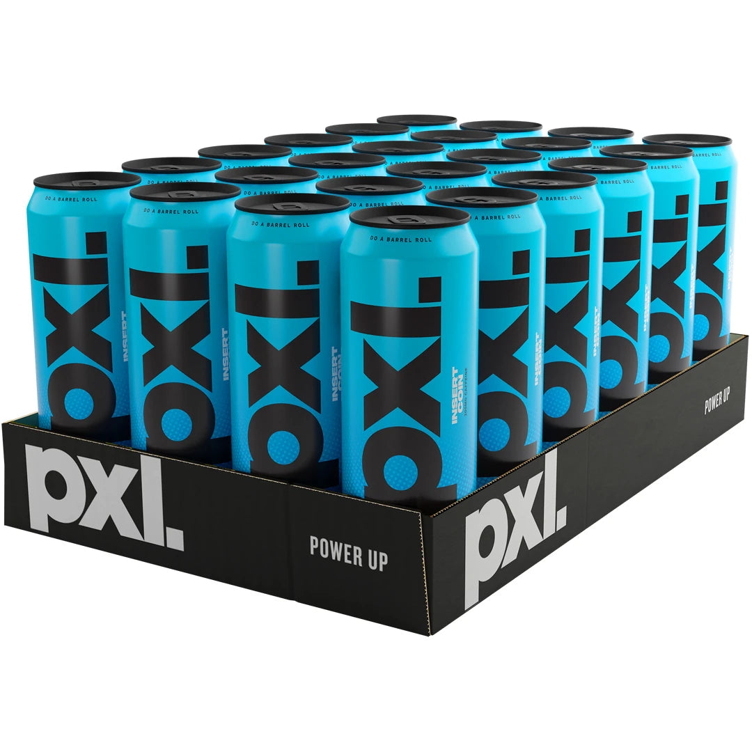 24 x PXL Energy 500 ml Insert Coin energidryck i ett svart flak med 24 ljusblå burkar och svarta detaljer.