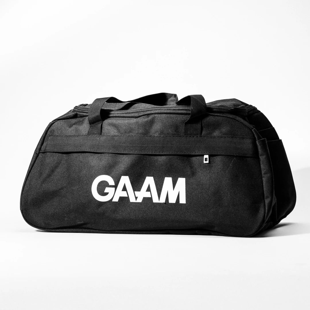 Svart GAAM Duffle Bag träningsväska med stor vit logotyp och praktiska bärhandtag.