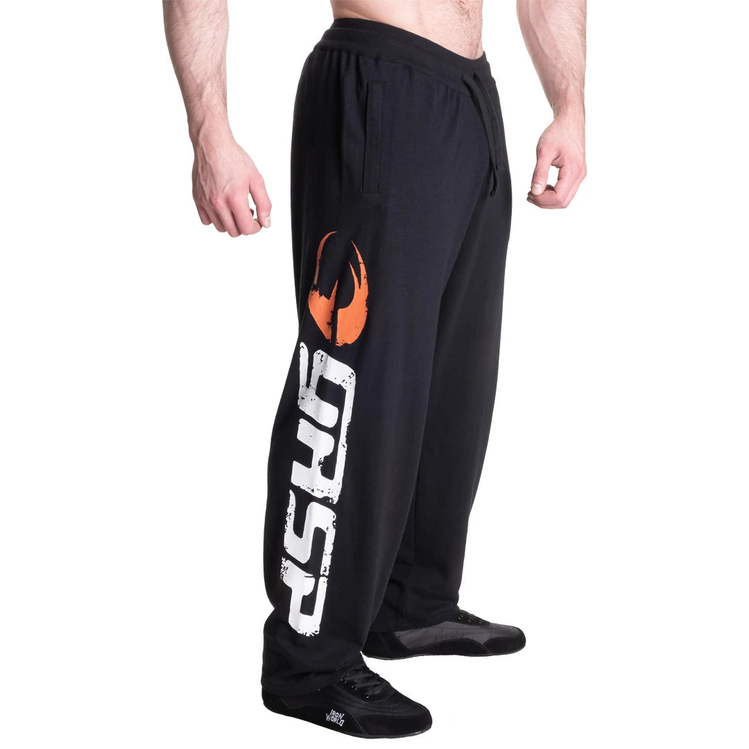 GASP Sweatpants Black/White, svarta träningsbyxor med stort vitt logotryck och orange detalj för gym och vardag.