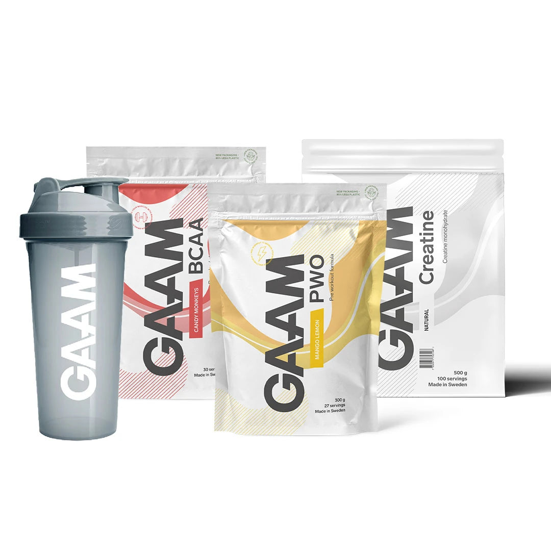 GAAM Performance Paket med en grå shaker och tre vita påsar med röda och gula detaljer för BCAA, PWO och kreatin.