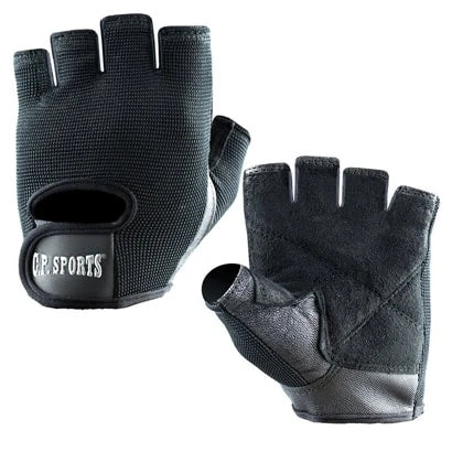 C.P. Sports Iron Glove Comfort Black, ett par svarta träningshandskar med vadderad handflata och kardborrespänne.