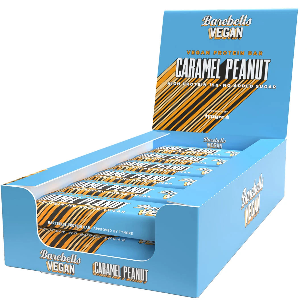 12 x Barebells Vegan Protein Bar 55 g Caramel Peanut i en ljusblå displaylåda med orange och bruna detaljer., bild 1 av 1