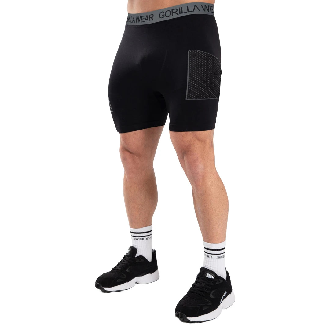 Gorilla Wear Norton Seamless Short Tights Black, svarta sömlösa kompressionsshorts med grå detaljer på en modell., bild 6 av 6