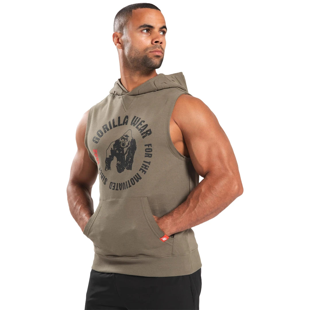 Man i Gorilla Wear Marshall Sleeveless Hoodie Army Green, en ärmlös träningshoodie med stort logotryck och frontficka., bild 8 av 8