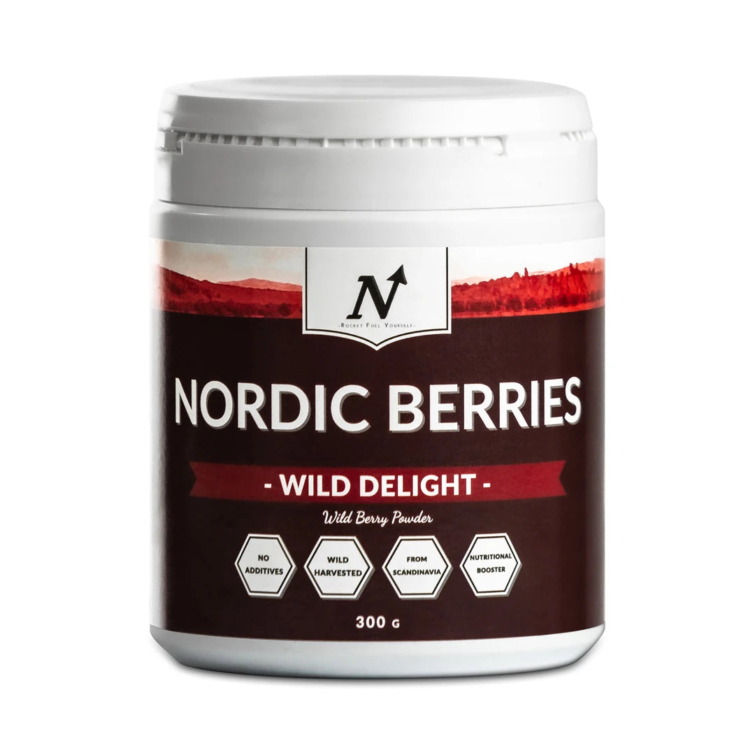 Nyttoteket Nordic Berries 300 g bärpulver förpackat i en vit burk med mörkbrun och röd etikett., bild 1 av 1