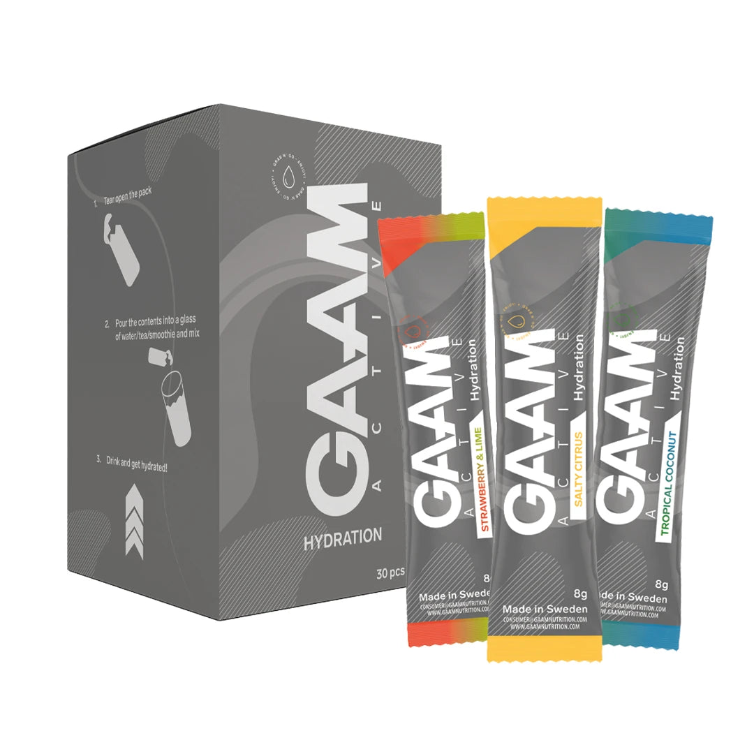 30 x GAAM Active Hydration 8 g Elektrolyter i en grå ask bredvid tre portionspåsar för olika smaker.