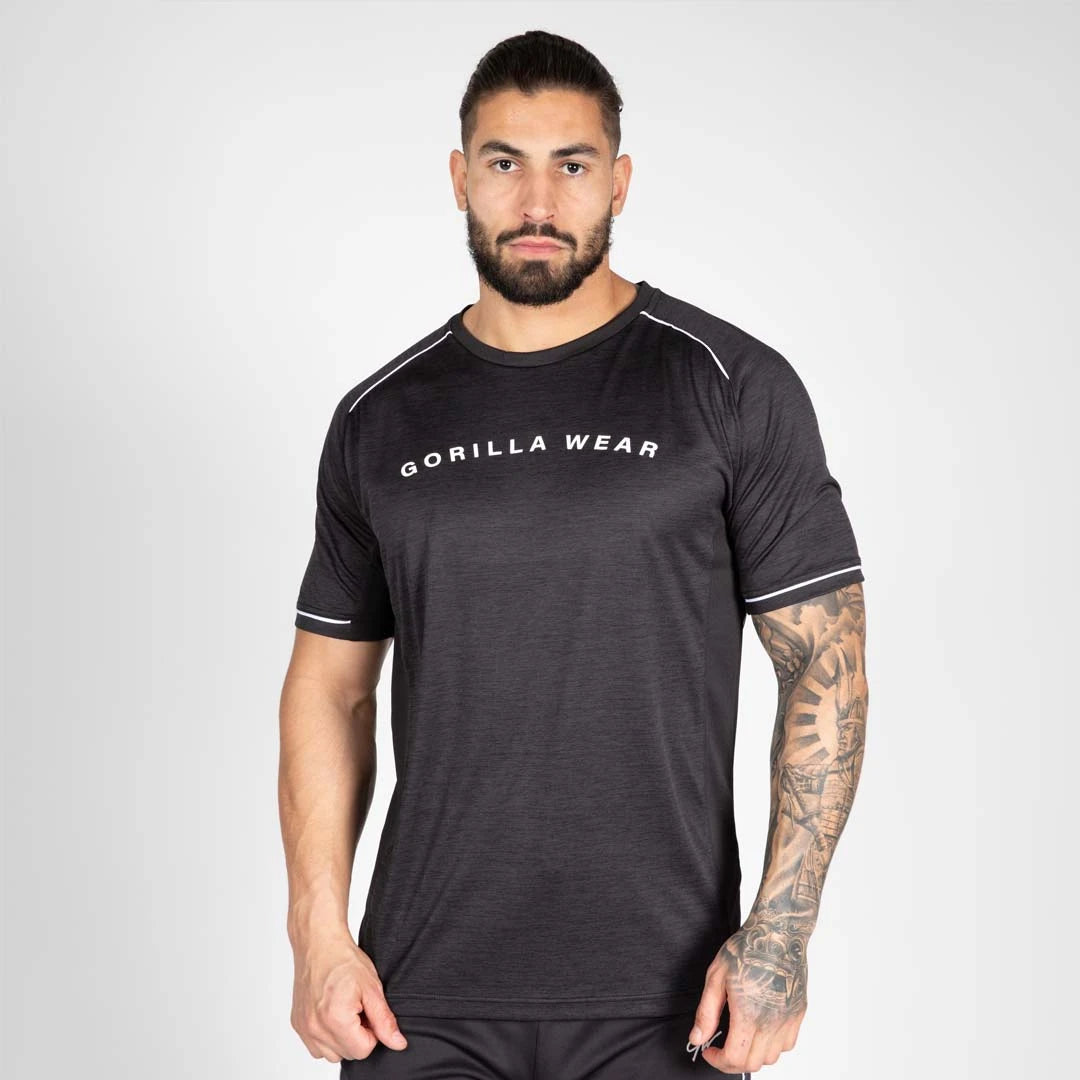 Man i Gorilla Wear Fremont T-Shirt Black, en svart träningst-shirt i funktionsmaterial med vita detaljer och logga., bild 4 av 8