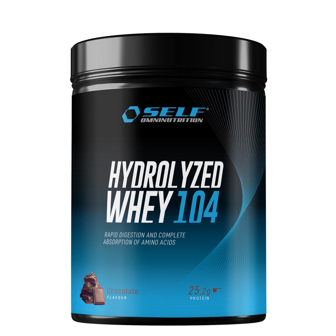 Self Omninutrition Hydrolyzed Whey 104 600 g proteinpulver i en svart burk med blåtonad etikett och chokladsmak., bild 1 av 1